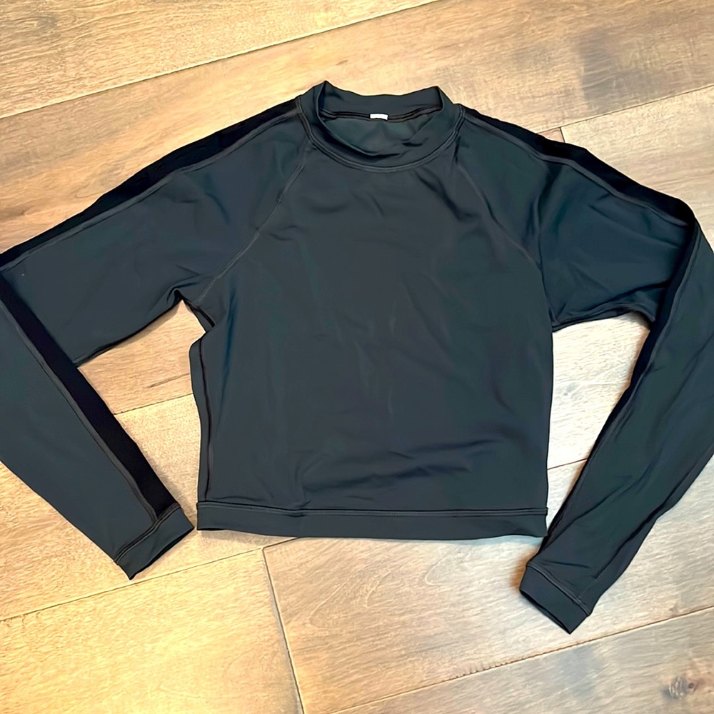 Lululemon black rash guard slightly cropped